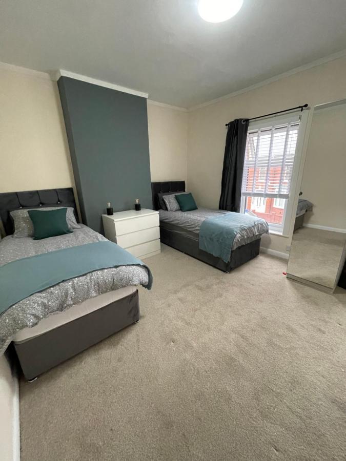 Bentley Place Crewe Bagian luar foto