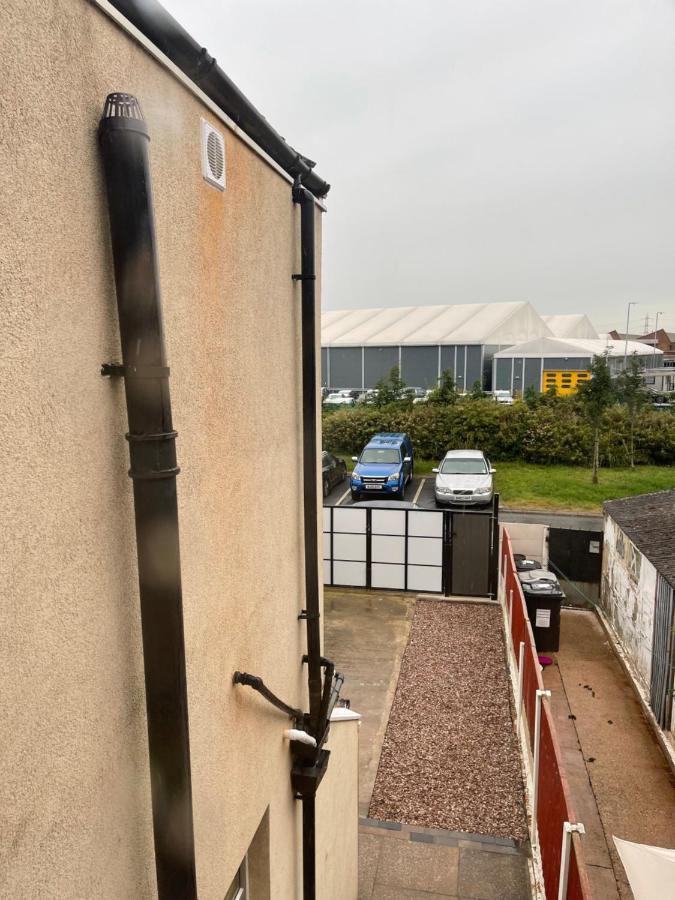Bentley Place Crewe Bagian luar foto