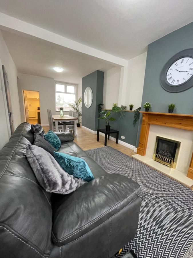 Bentley Place Crewe Bagian luar foto