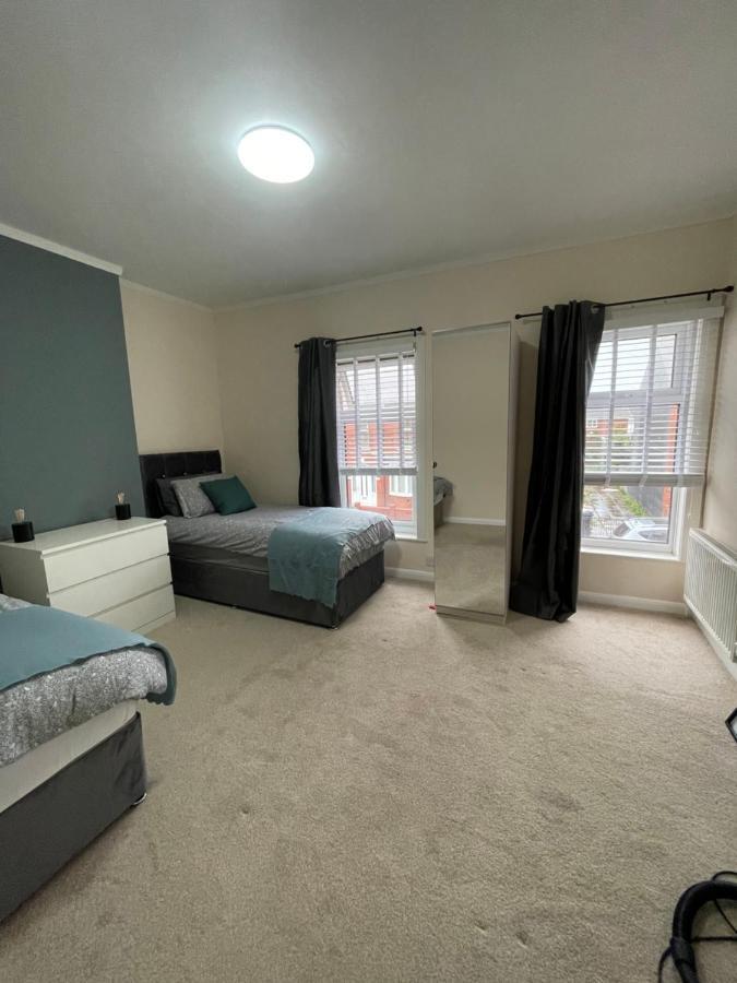 Bentley Place Crewe Bagian luar foto