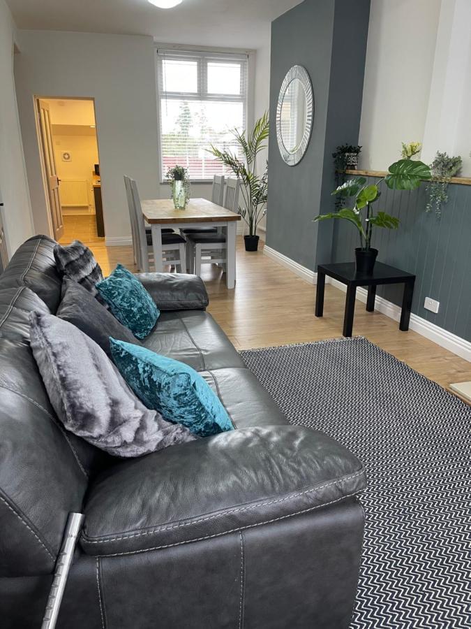 Bentley Place Crewe Bagian luar foto